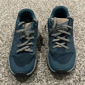 Mens Size 7 Salomon hiking shoe